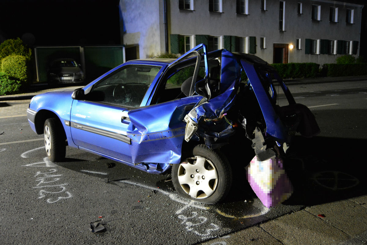 Die Frau flog aus dem Wagen.