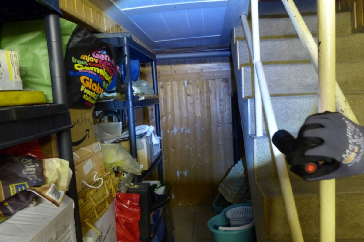 Hinter dieser Holzverkleidung war die Cannabis-Plantage versteckt.