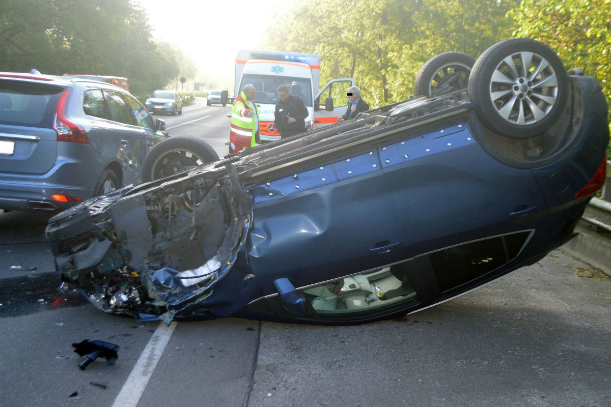 Opel Mokka landet auf dem Dach