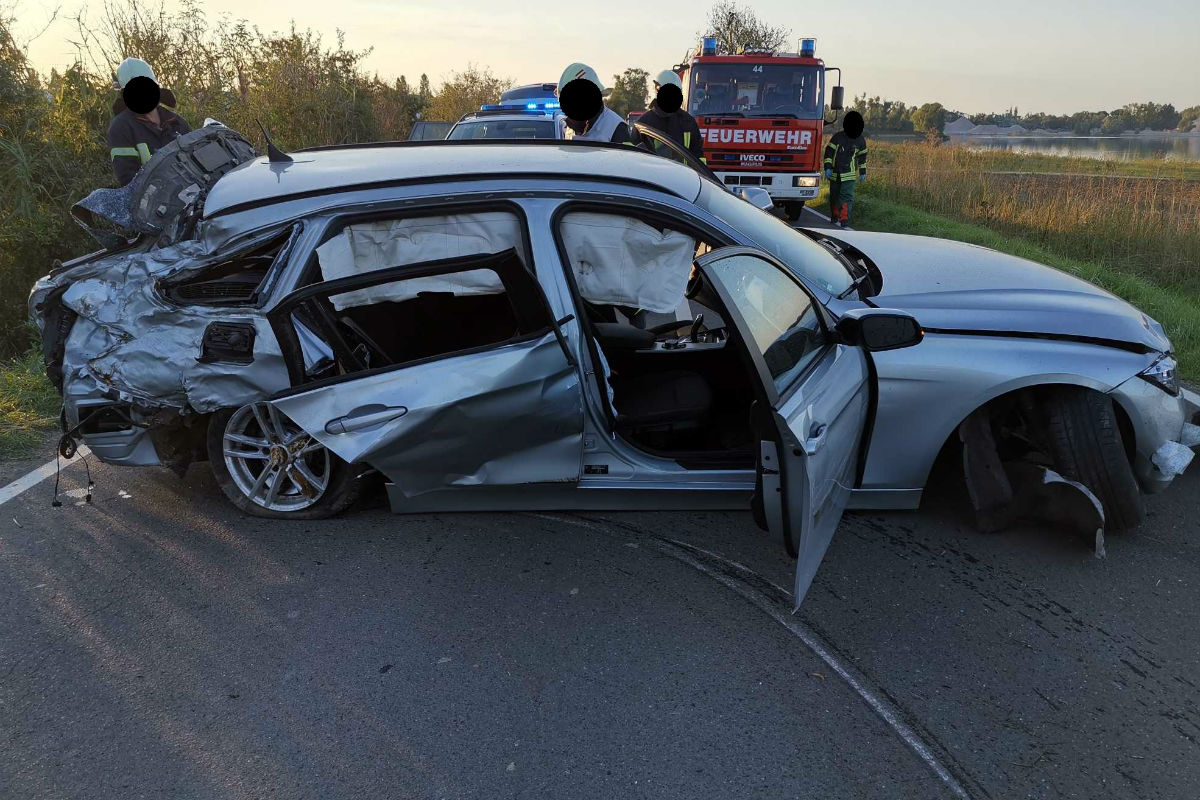 Der Mercedes wurde stark beschädigt.
