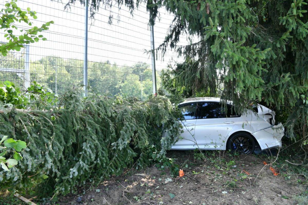 Rheinfelden AG - 24-Jähriger gerät mit seinem leistungsstarken BMW ins Schleudern