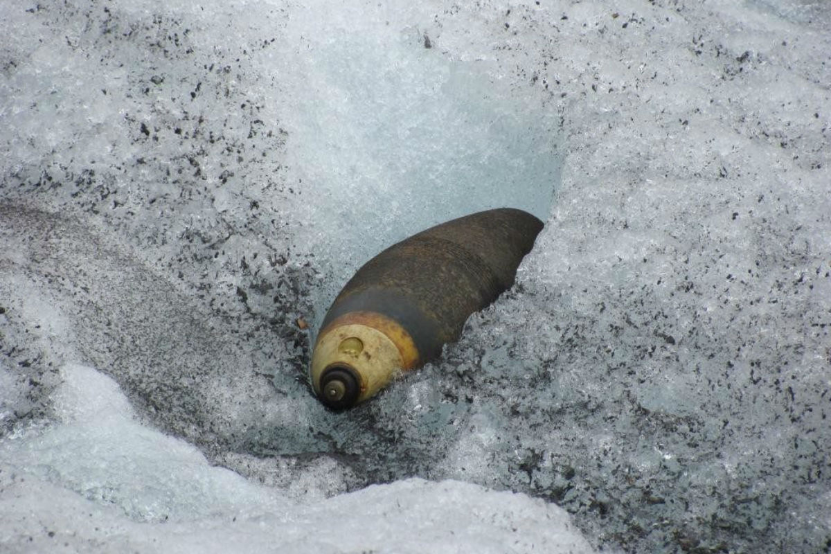 12cm Mw Wurfgranate 68 auf einem Gletscher