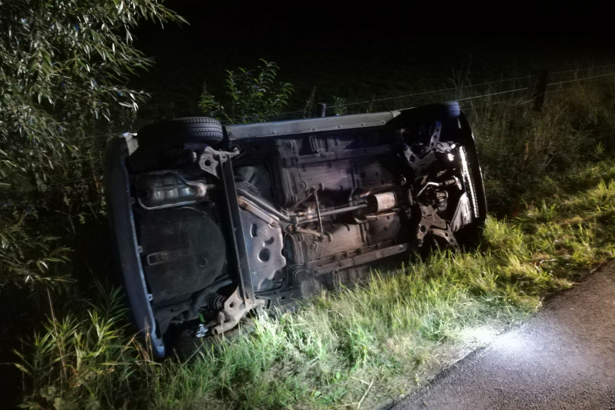 Hünxe - Auto mit zwei Personen fährt gegen Strommast
