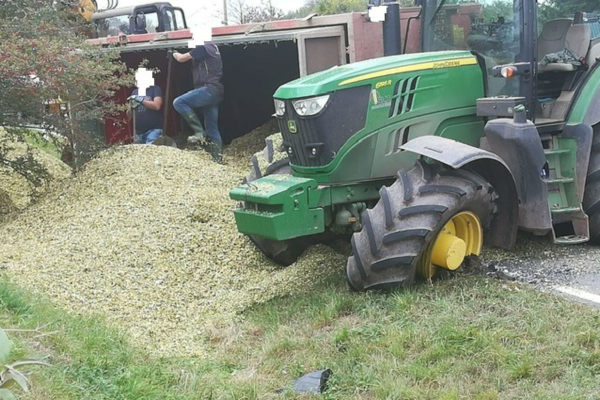 Wipperdorf - Traktor mit Anhänger umgekippt