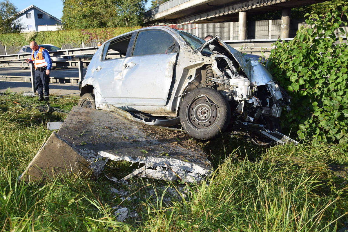 Unfallfahrzeug an der A1 bei Subingen