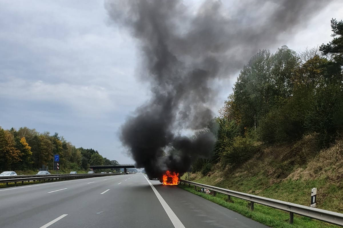 A1 Hollenstedt - PKW-Vollbrand auf der Autobahn