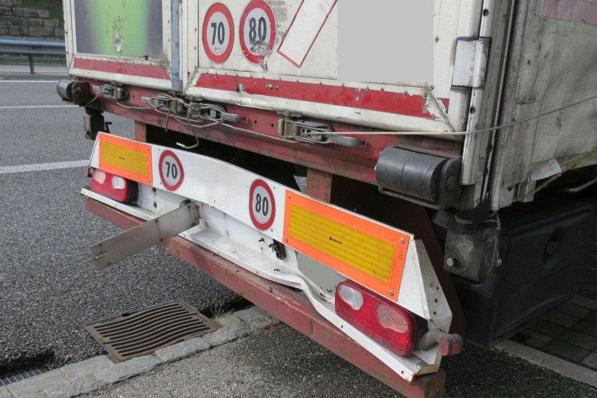 Der Lastwagen wurde nur leicht beschädigt.