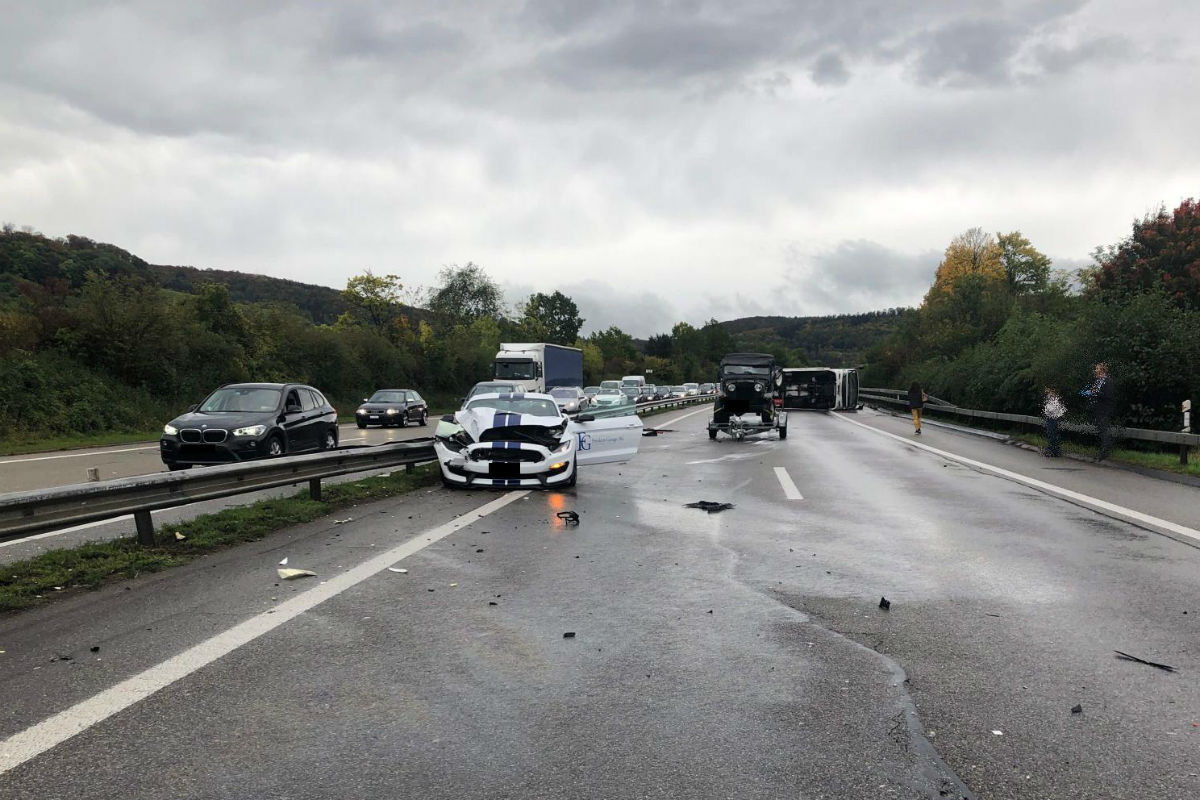 Zwei Fahrzeuge überschlug es!