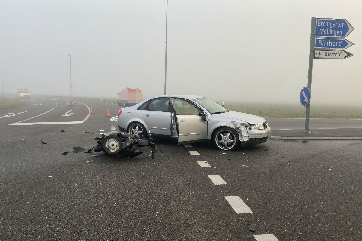 Birr AG - Rollerfahrer bei Unfall schwer verletzt
