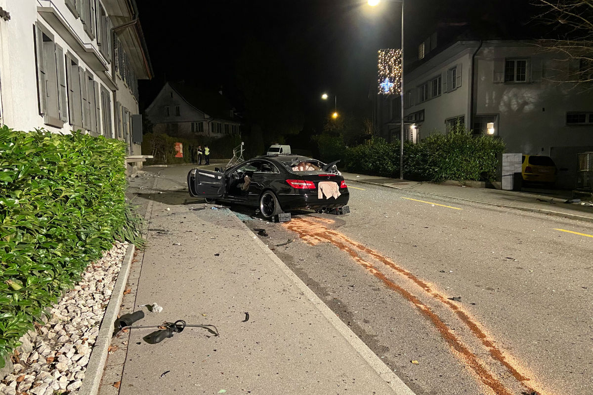 Aarburg AG - 52-Jähriger nach Horrorunfall mit Aufprall in Hausfassade tot!
