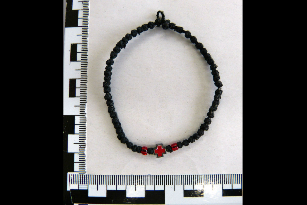 Das Armband, das der Säugling trug.