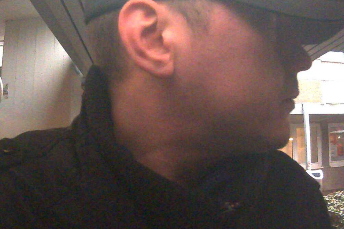 Er wird von der Polizei gesucht.