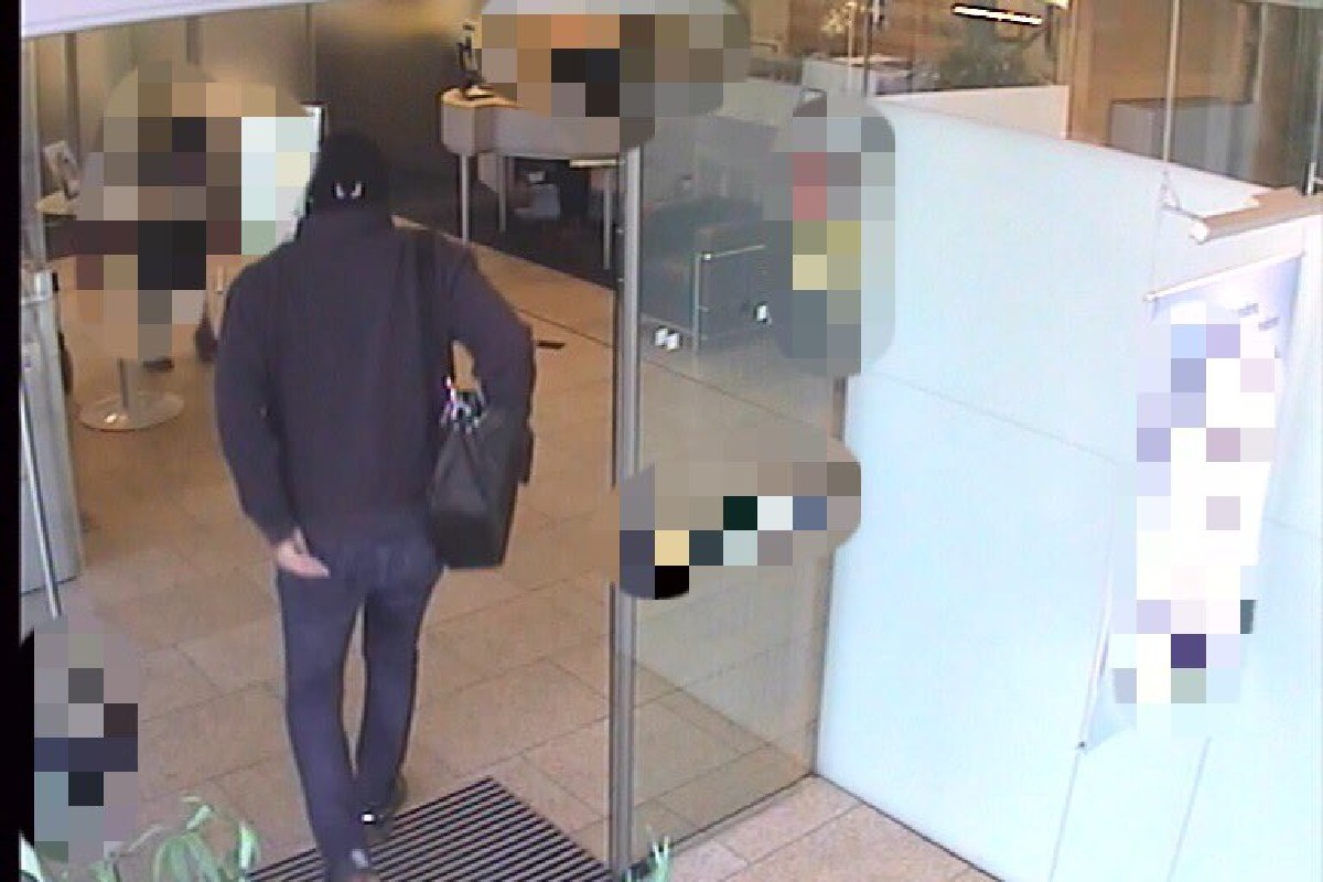 Mit einer Waffe hat er den Bankangestellten bedroht.