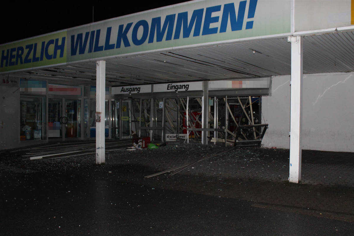 Großenbaum – Geldautomat in Supermarkt gesprengt