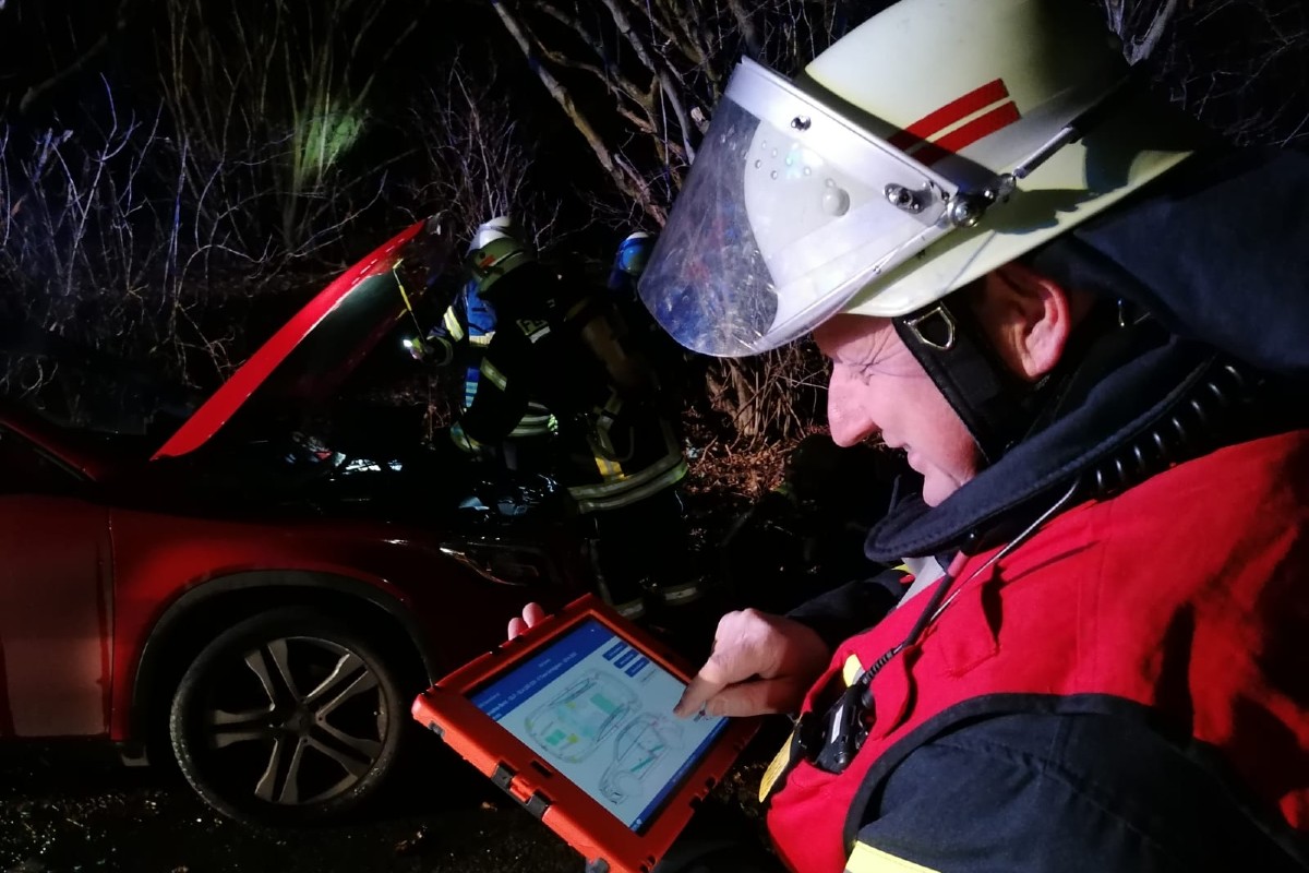 Altenbeken - Mercedes gerät während Fahrt in Brand