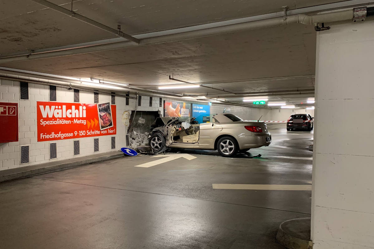 Unfallfahrzeug im Parkhaus Bieltor