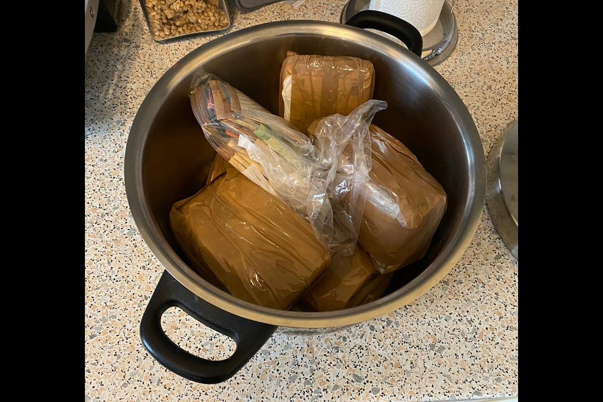 Sichergestelltes Bargeld, welches in einem Kochtopf versteckt war.