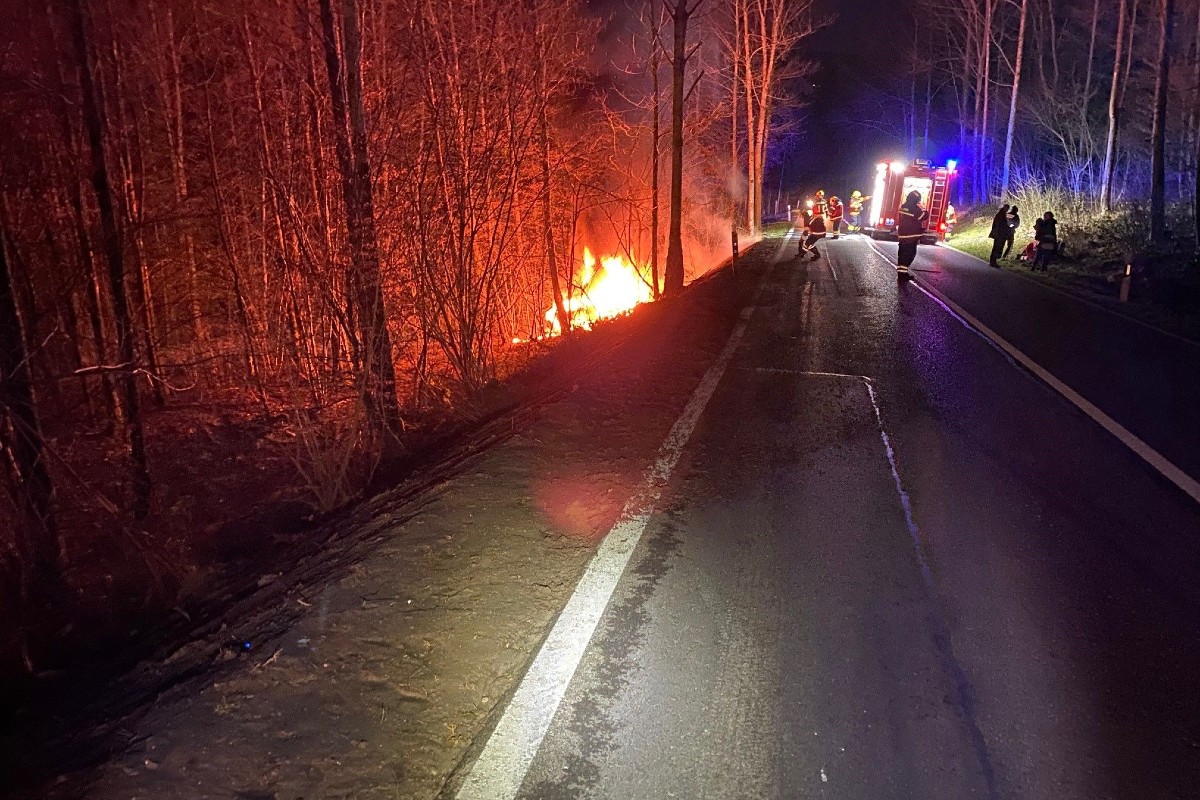 Das Auto fing Feuer.