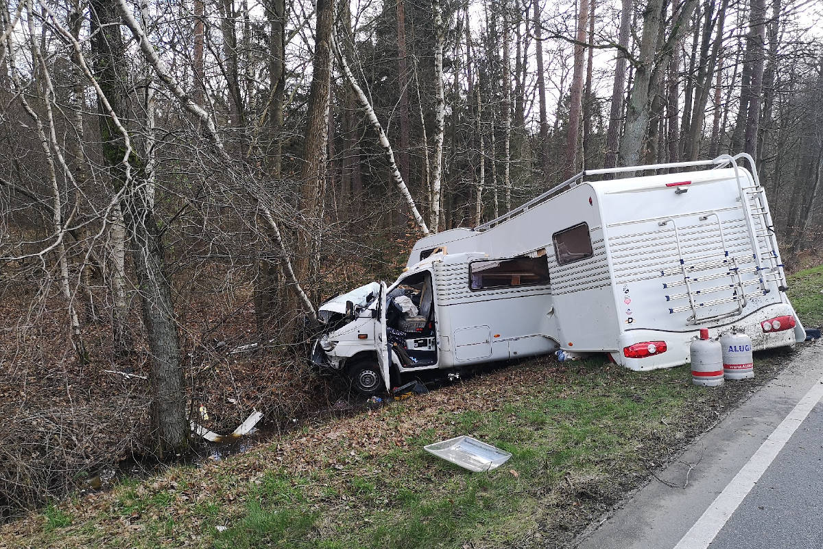 verunfalltes Wohnmobil auf der B4