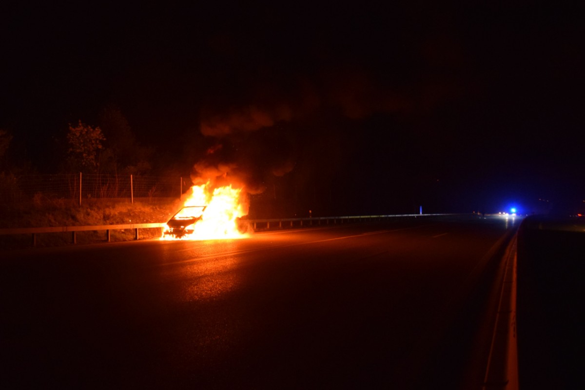 Das Auto brennt aus.