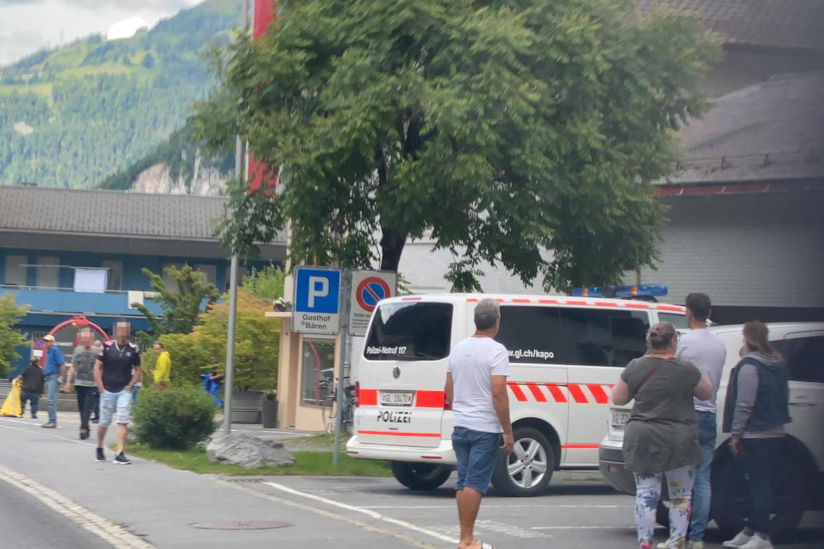 Schaulustige in Netstal