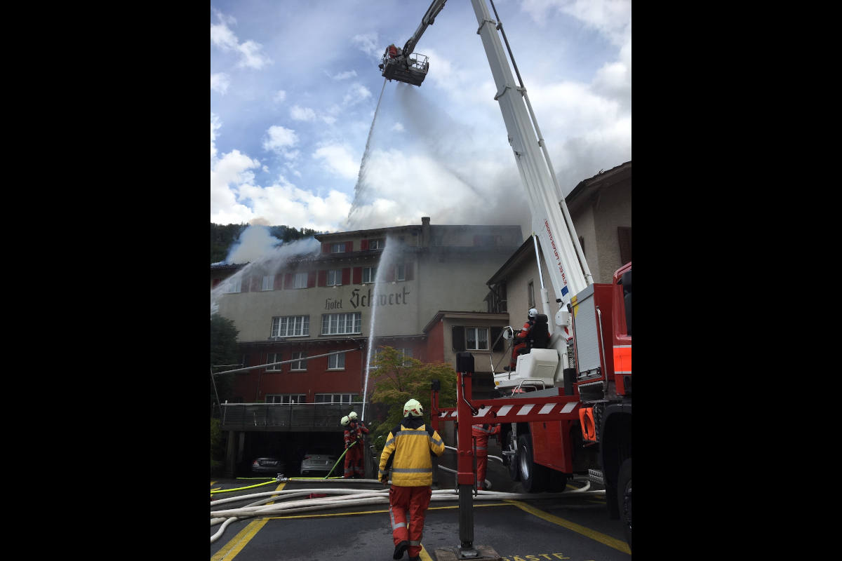 Löscharbeiten am Hotel Schwert in Netstal