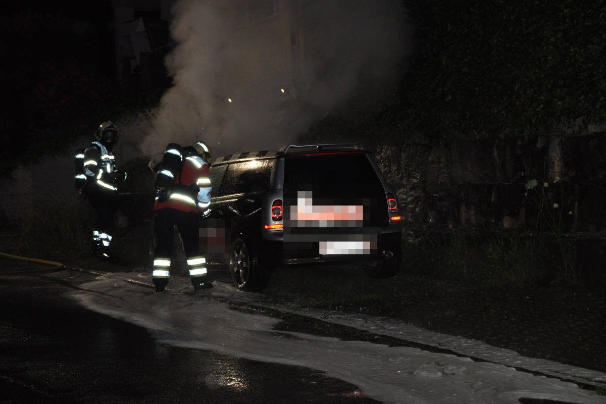 Löscharbeiten am Fahrzeug in Lostorf