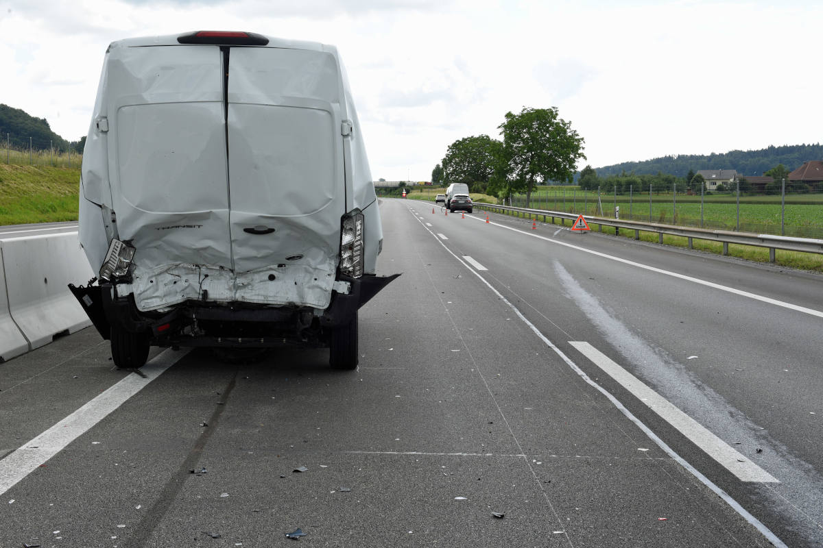 Unfallfahrzeug auf der A2 bei Dagmersellen