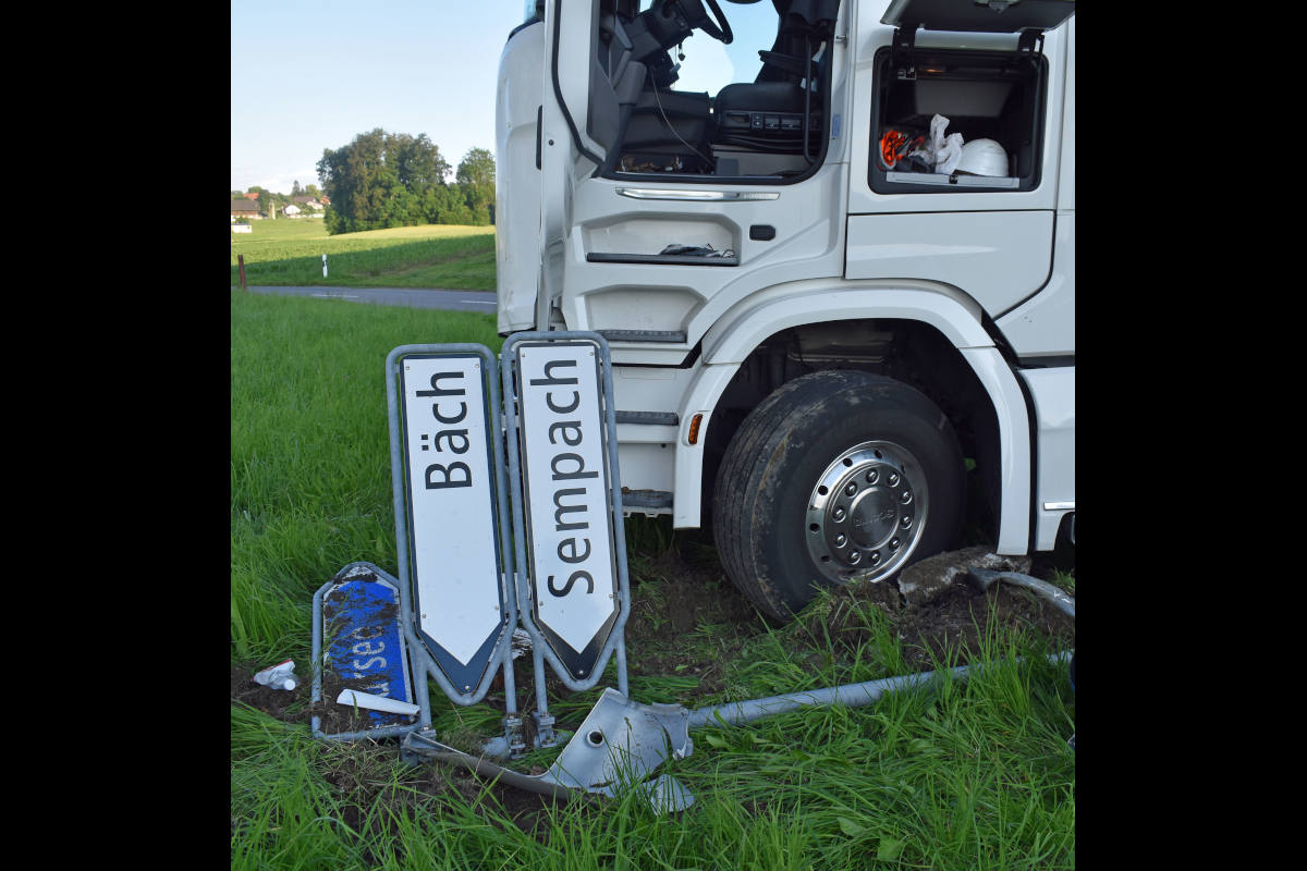 am Unfall beteiligtes Sattelmotorfahrzeug in Beromünster