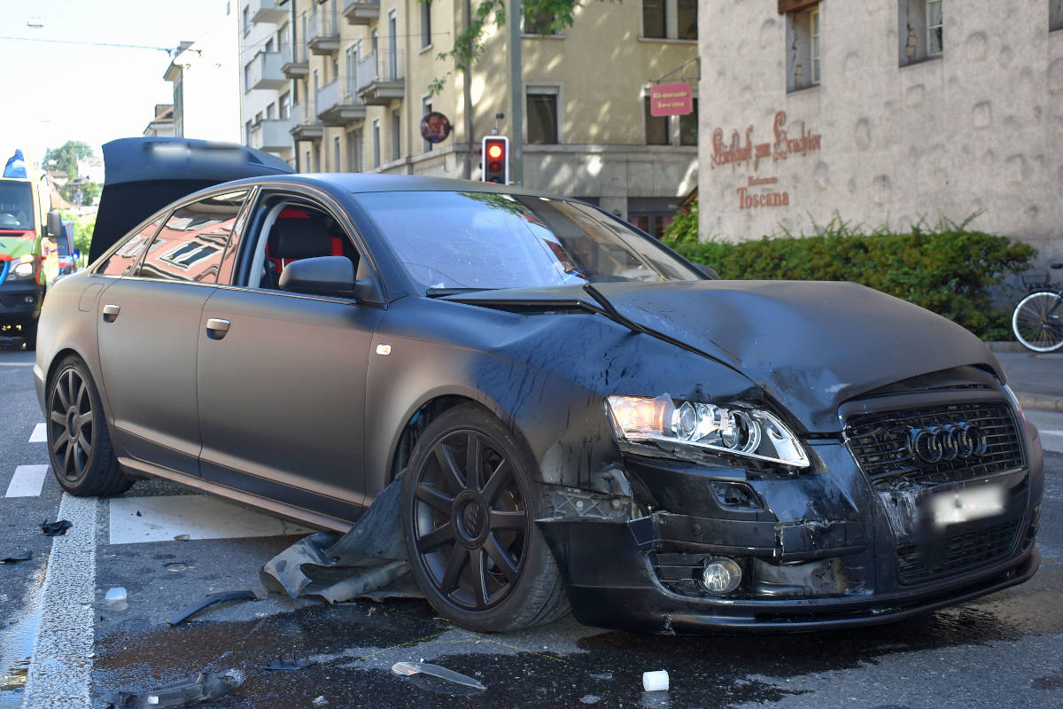 Unfallfahrzeug auf dem Hirschgraben in Luzern