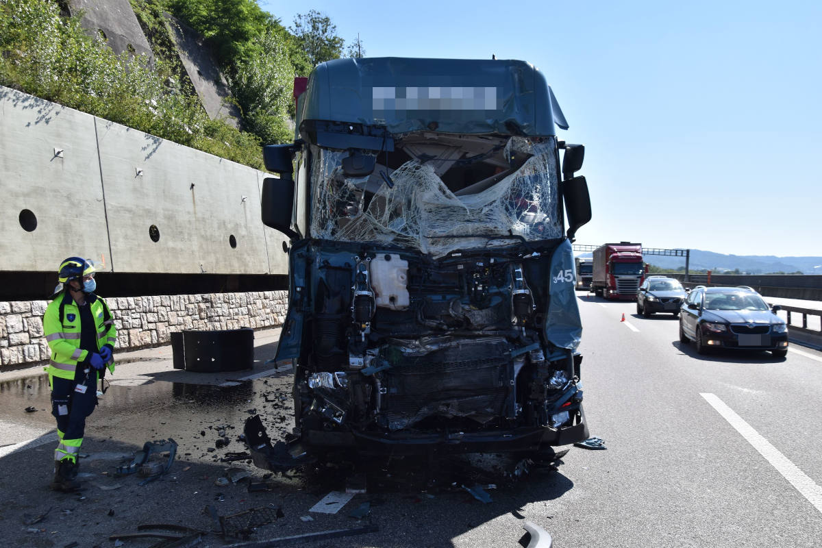 Am Unfall beteiligter Lastwagen auf der A1 bei Kappel