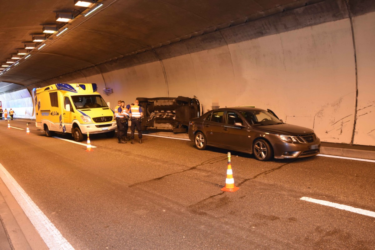 St.Gallen - Auf Autobahn auf die Seite gekippt - zwei Frauen verletzt