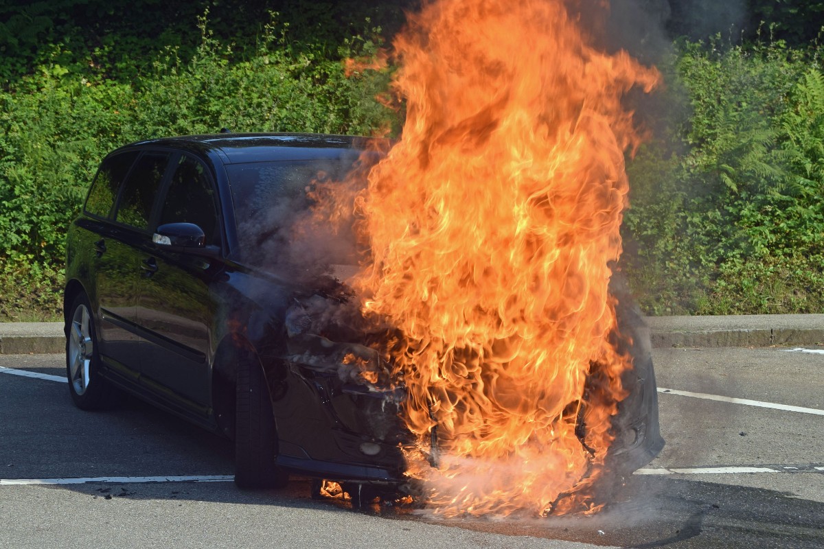 In Luzern brannte gestern ein Auto komplett aus.