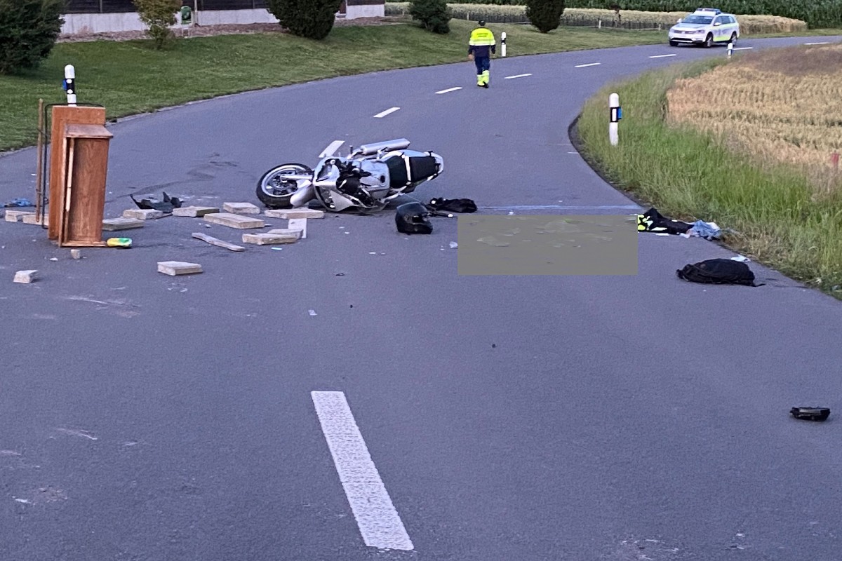 In Sarmenstorf kam es gestern zu einem schweren Unfall zwischen Motorrad und Pferdekutsche.