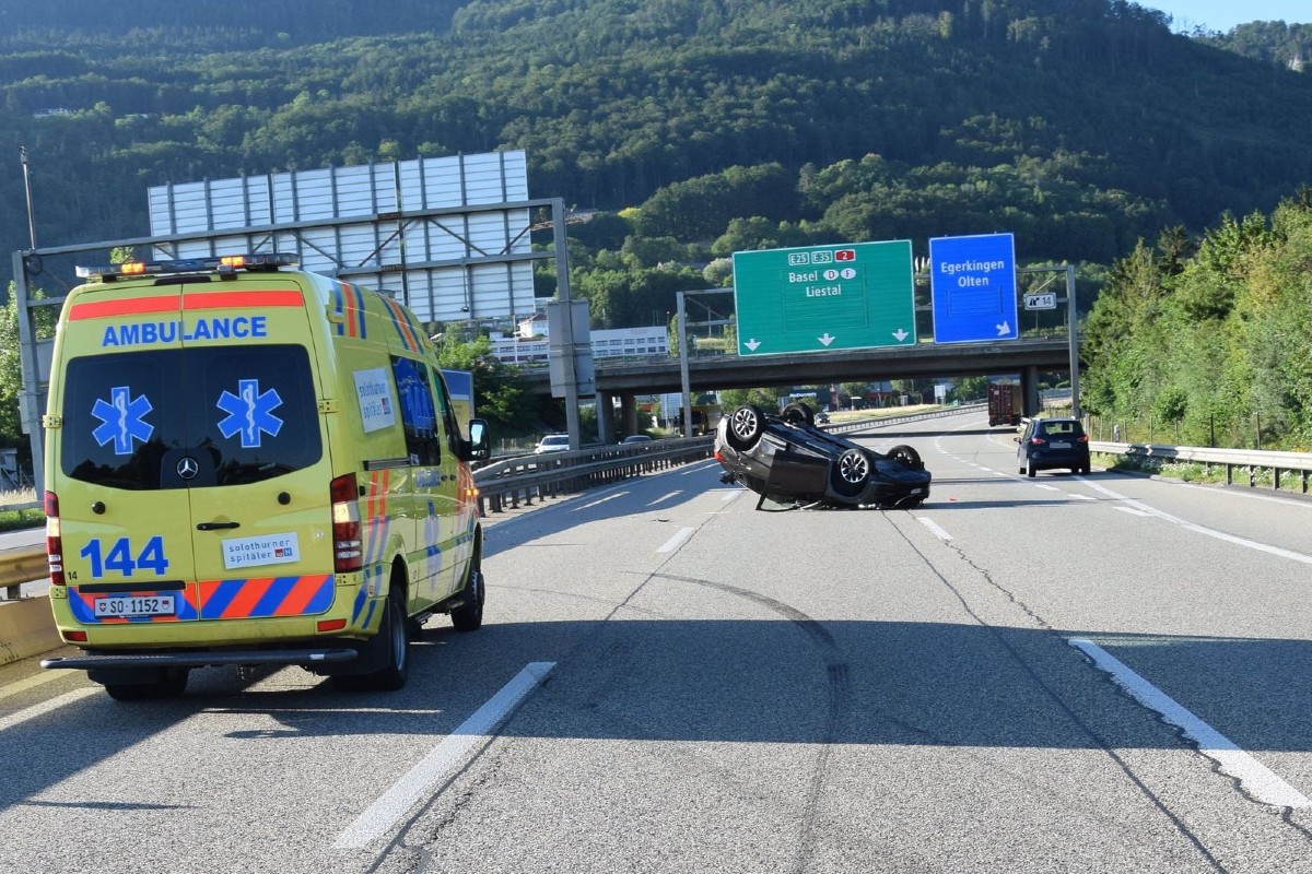 Das Auto kam nach der Berührung mit dem Lastwagen ins Schleudern.