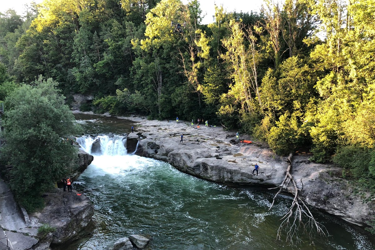 Gestern sind zwei Personen bei der Thurbrücke im Wasserfall verschwunden.