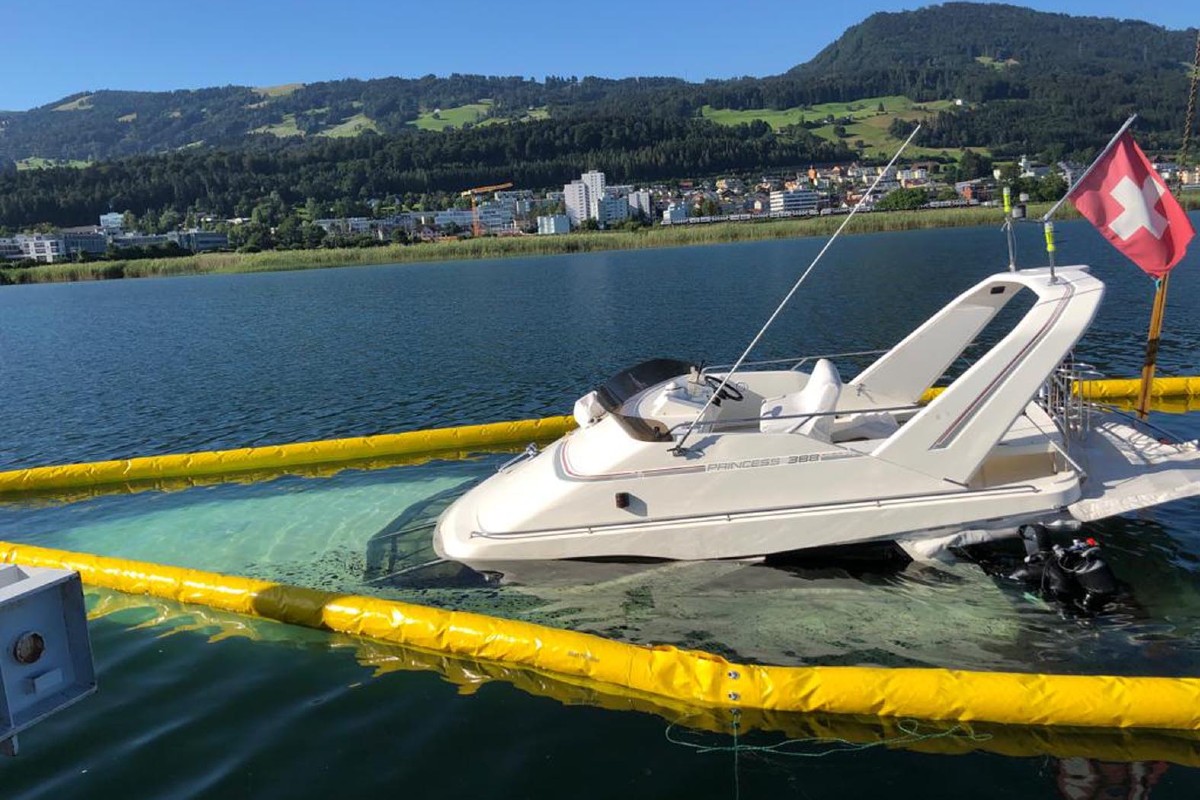Gestern drohte ein Motorboot im Zürichsee komplett zu versinken.