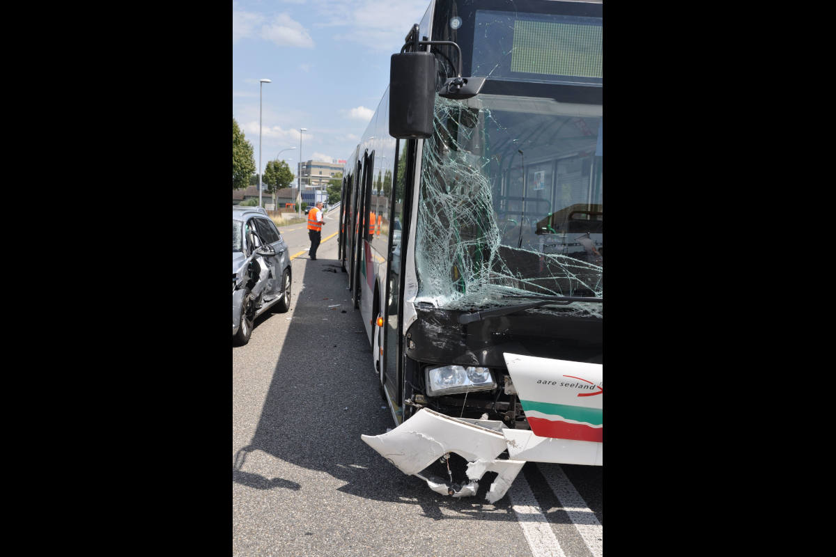 am Unfall beteiligter Linienbus auf der Luzernerstrasse in Zuchwil