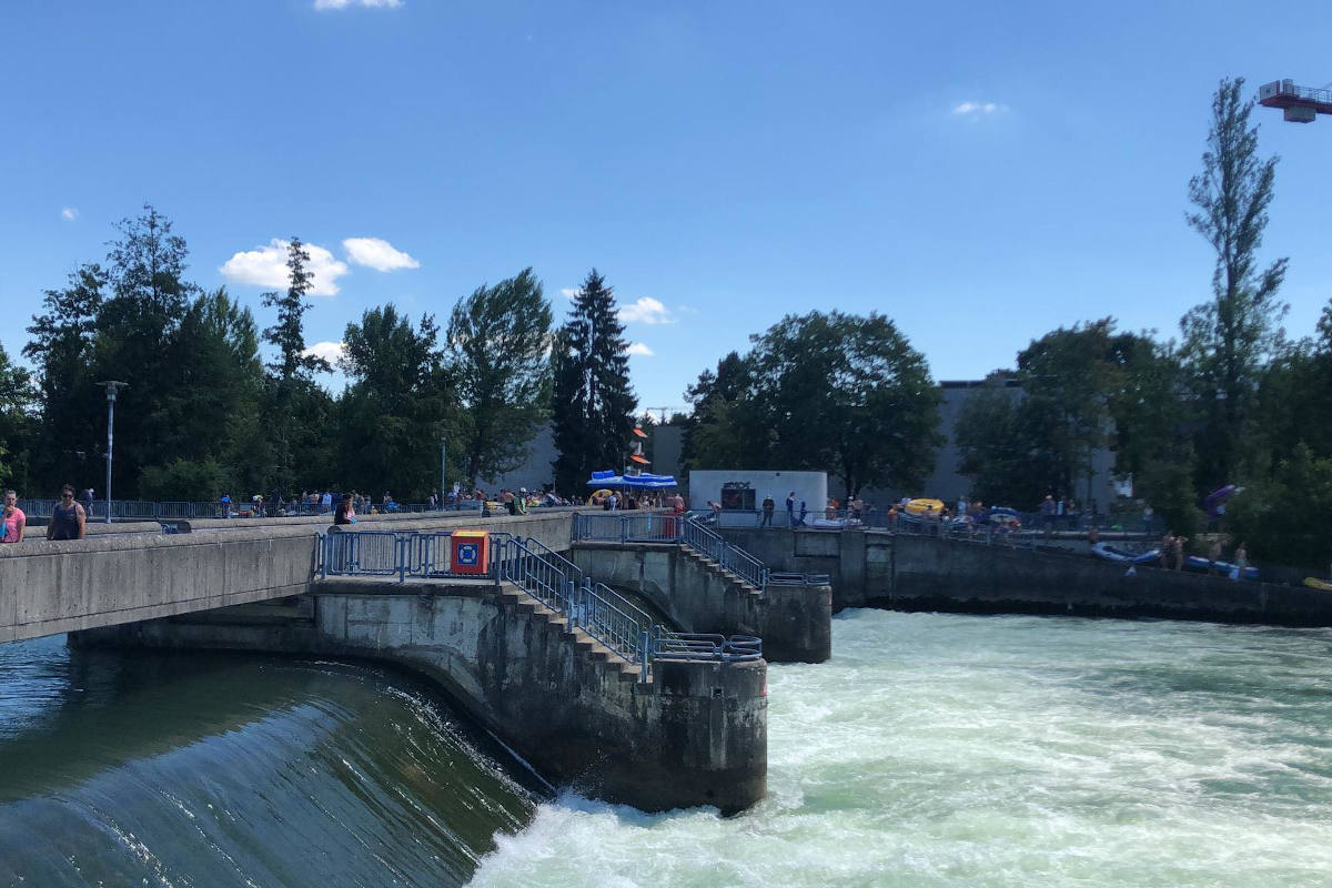 Rettungsarbeiten am Höngger Wehr in Zürich