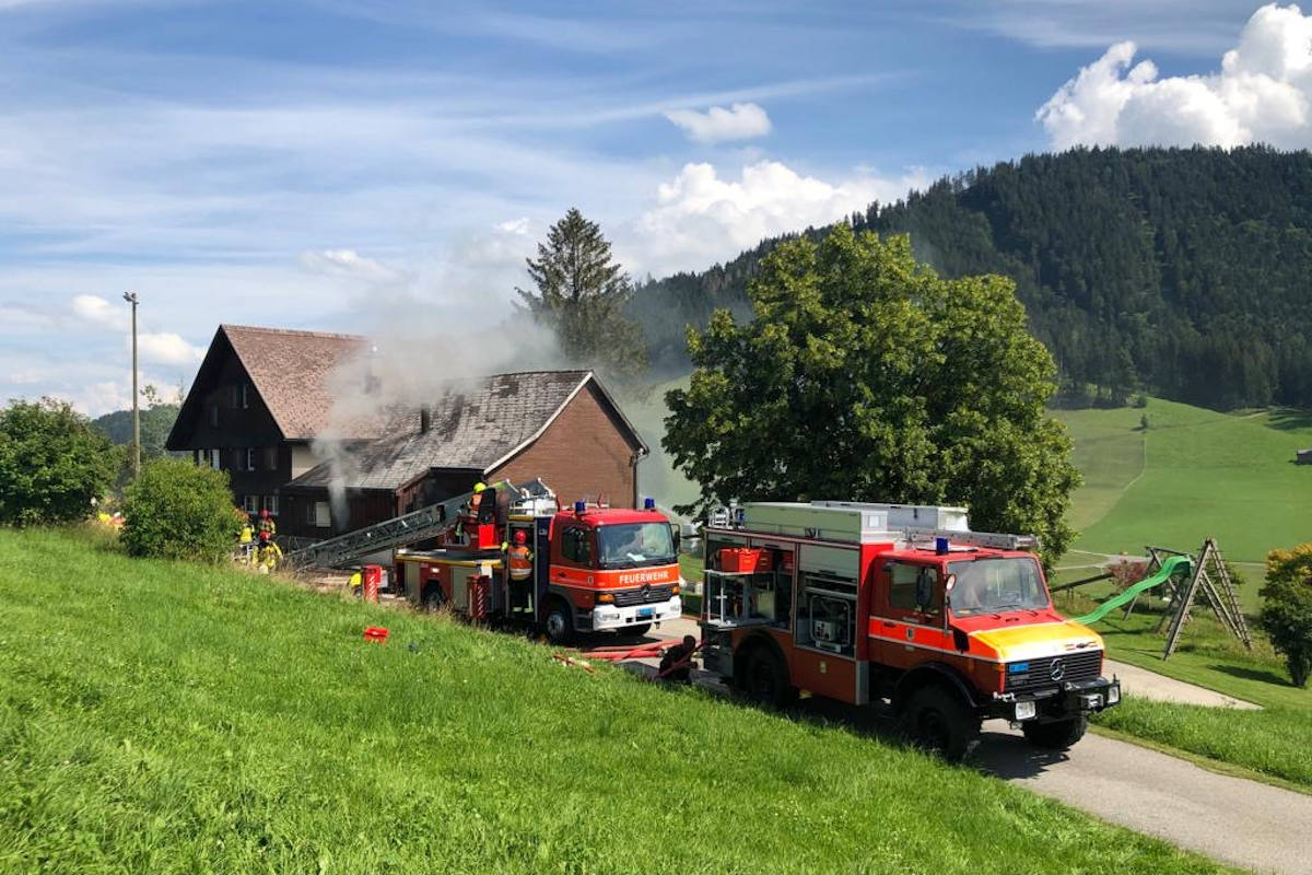 Löscharbeiten an der Scheune in Hundwil