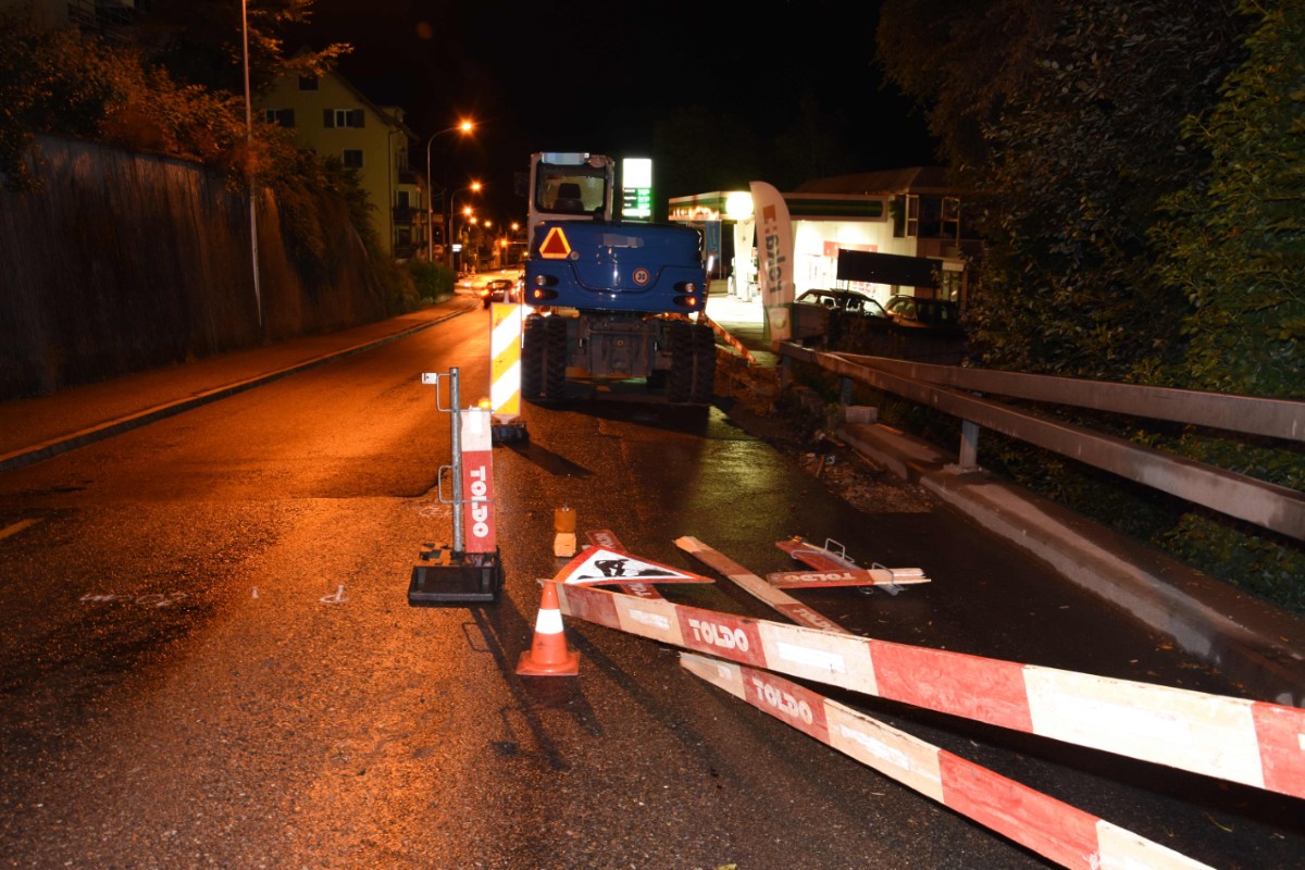Gestern fuhr eine Frau in Gossau SG in eine Baustellenabsperrung.