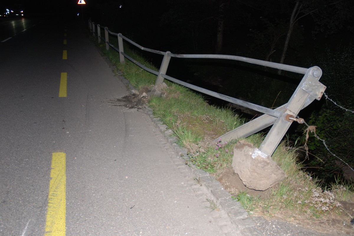 Gestern fuhr ein Fahrzeug in die Leitplanken in Mümliswil SO.
