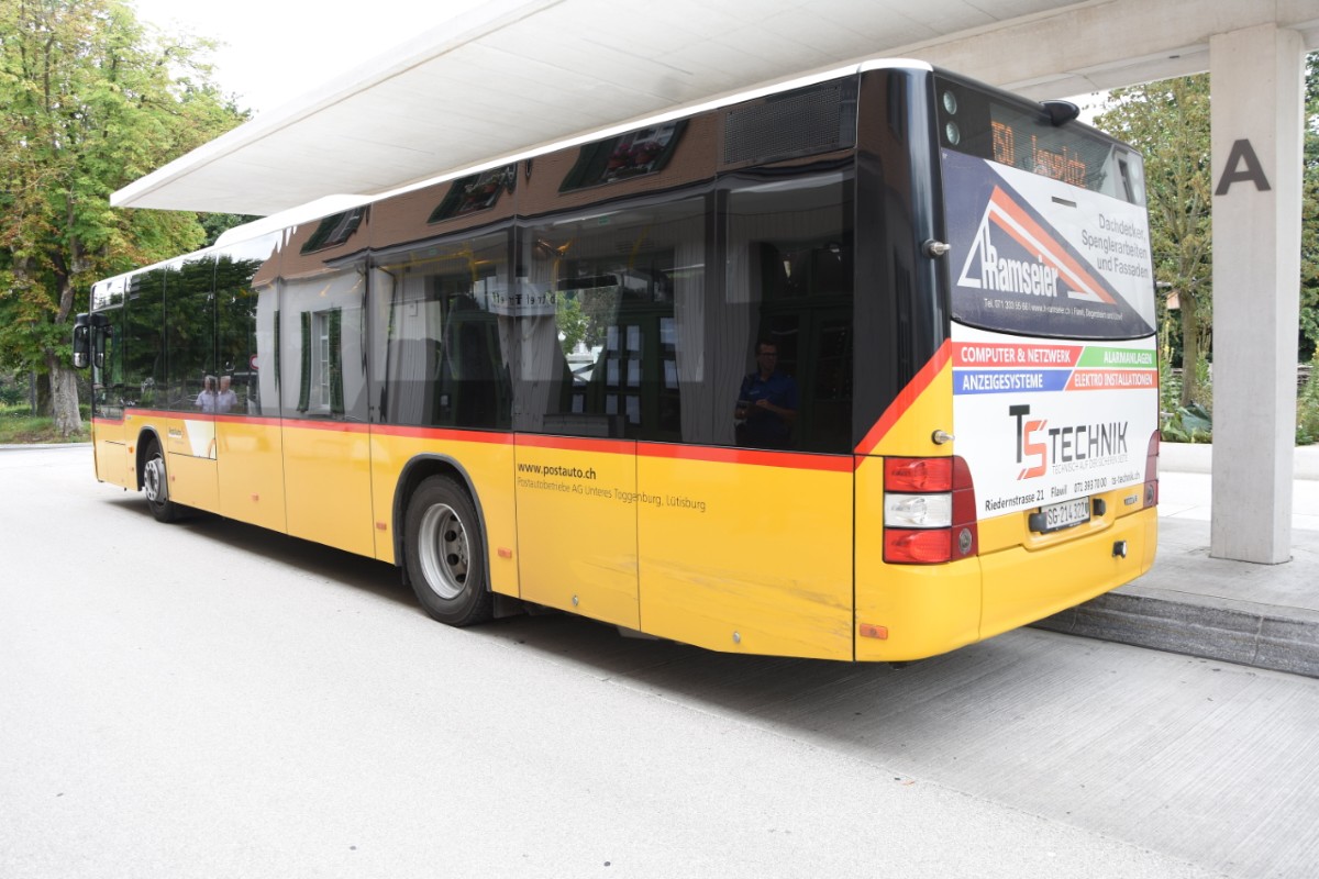 Das Postauto wurde gestern in Flawil SG von einem schwarzen Auto touchiert.