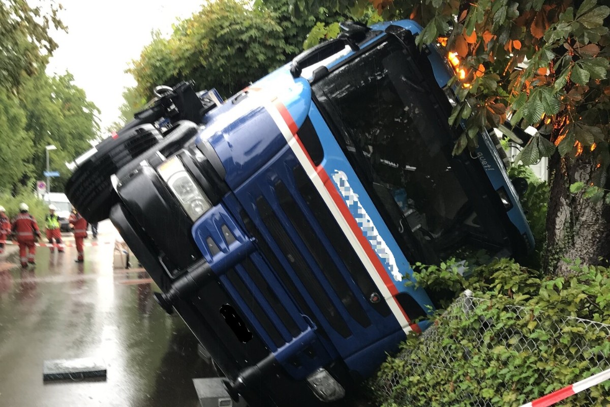 In Zürich kippte heute ein Kranlastwagen um.