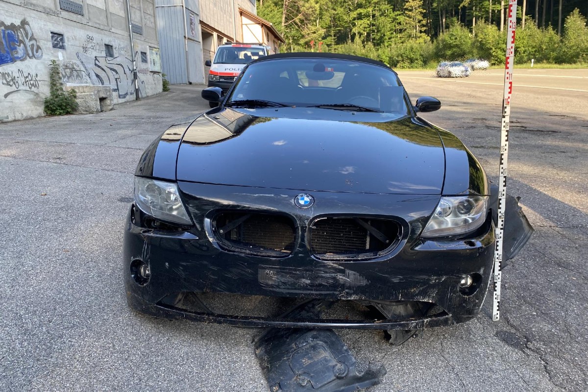 Der BMW verunfallte gestern in Läufelfingen BL.