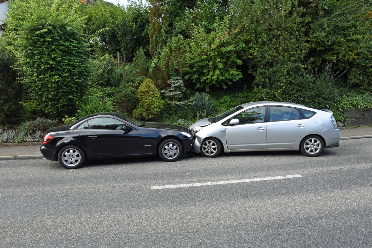 Beim Unfall in Adligenswil LU haben sich zwei Personen verletzt.