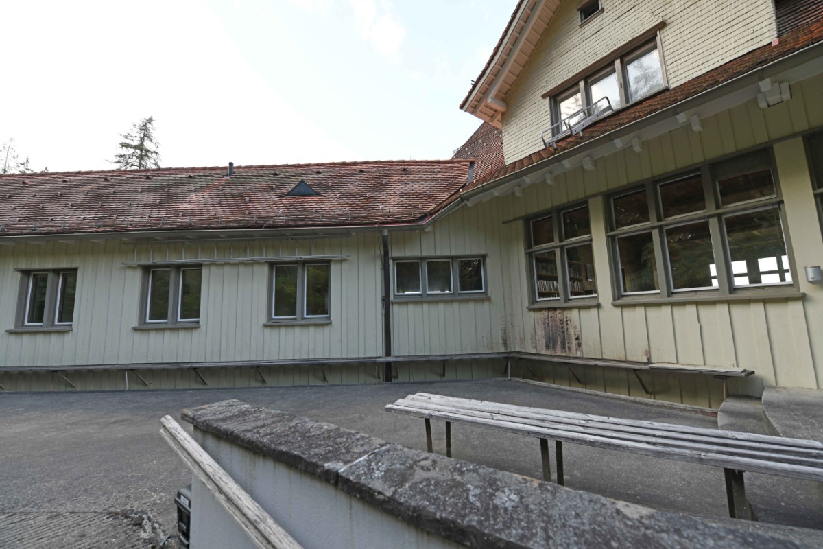 Die Brandspuren sind am Gebäude in Walzenhausen AR ersichtlich.