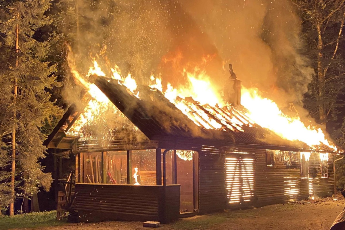 Heute Nacht wurde in Rothrist AG eine Jagdhütte ein Opfer von den Flammen.