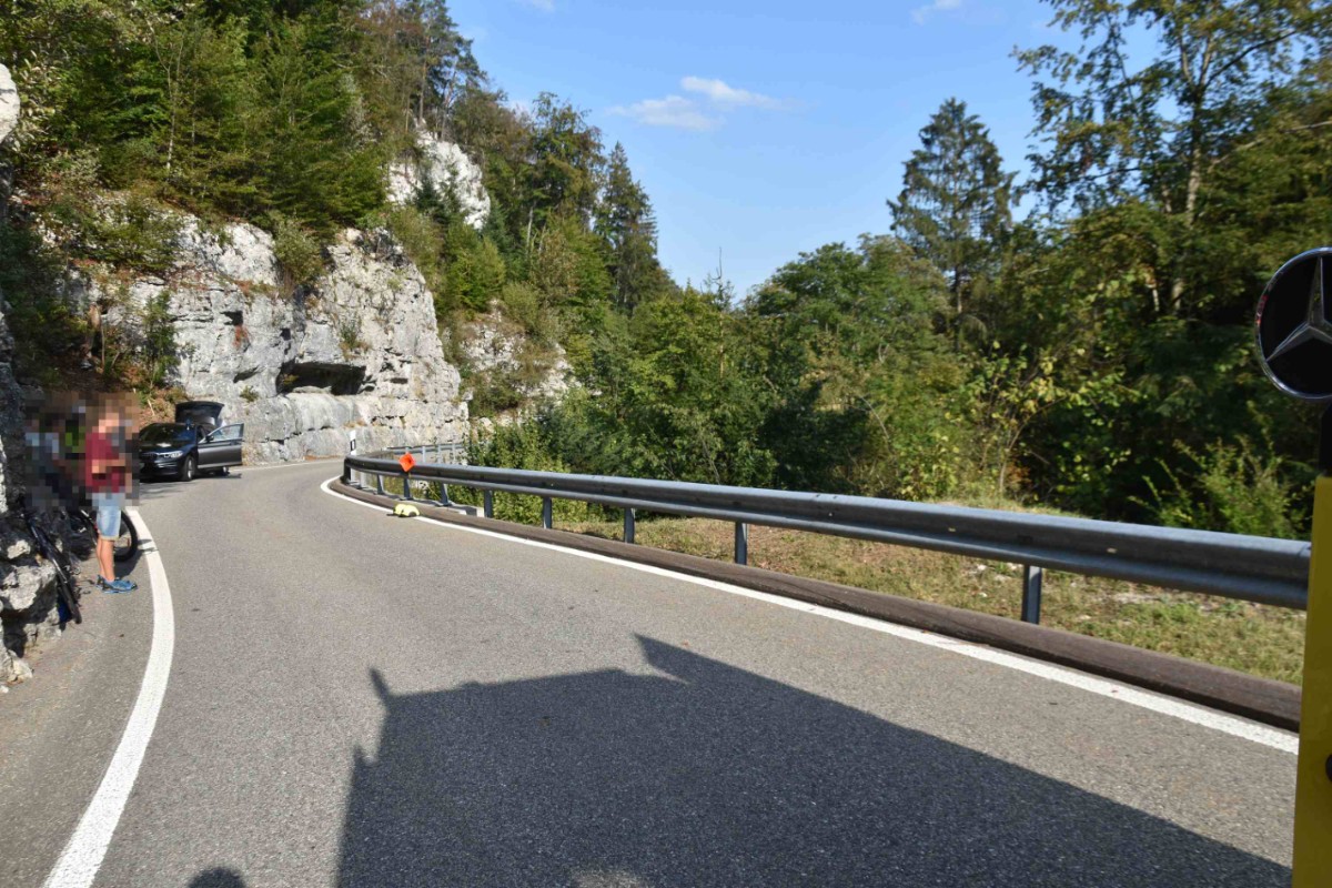An dieser Stelle flog der Radfahrer über die Leitplanke.