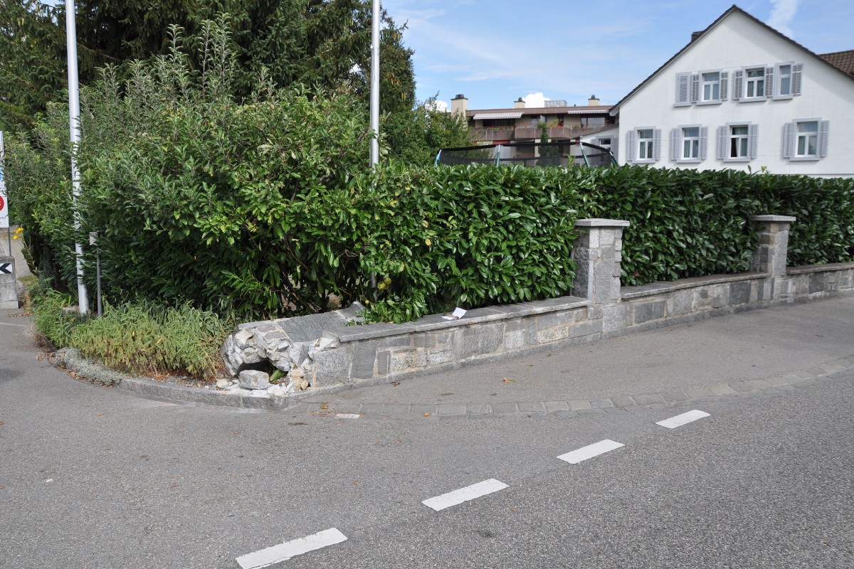 Gestern wurde in Zuchwil SO bei einem Unfall diese Mauer beschädigt.